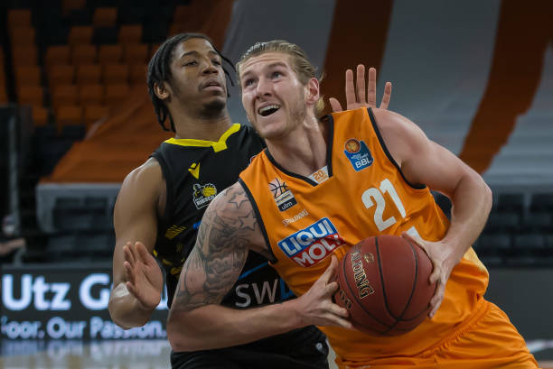 她在接受采 她在接受采